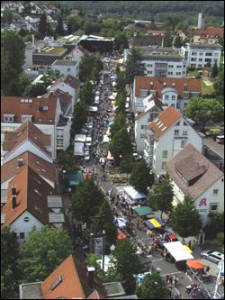 Strasse-von-oben Flohmarkt in der Innenstadt